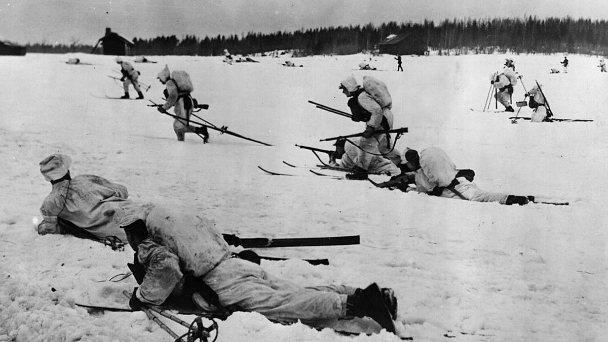 Simo Häyhä stracił swój dom i ojcowiznę znajdujące się na terenach, które Finlandia musiała oddać ZSRR po wojnie zimowej z lat 1939-40, a potem raz jeszcze w 1944 r. Ale Sowieci drogo za to zapłacili: najskuteczniejszy strzelec wyborowy w dziejach, zastrzelił 505 czerwonoarmistów, a kolejnych trzystu pozbawił życia za pomocą innej broni niż karabin snajperski. Dziś mija 80 lat od inwazji ZSRR na Finlandię, która dała początek tzw. wojnie zimowej.