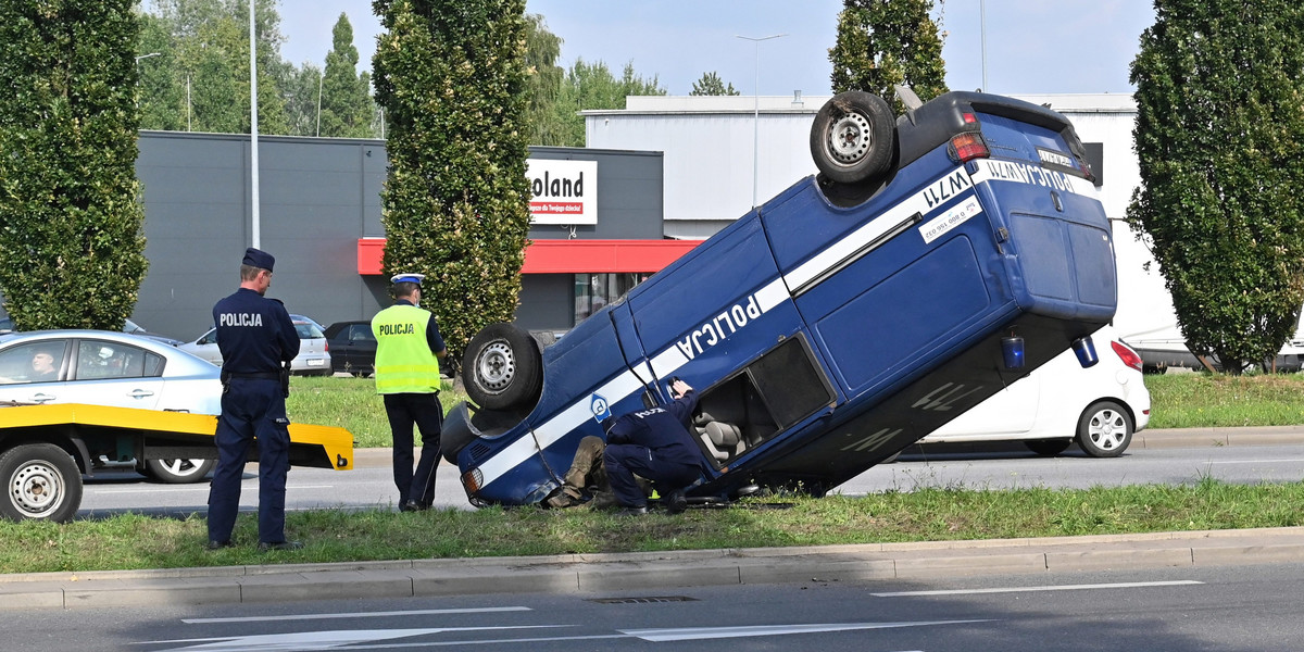 Groźny wypadek w Szczecinie. Policjanci dachowali radiowozem