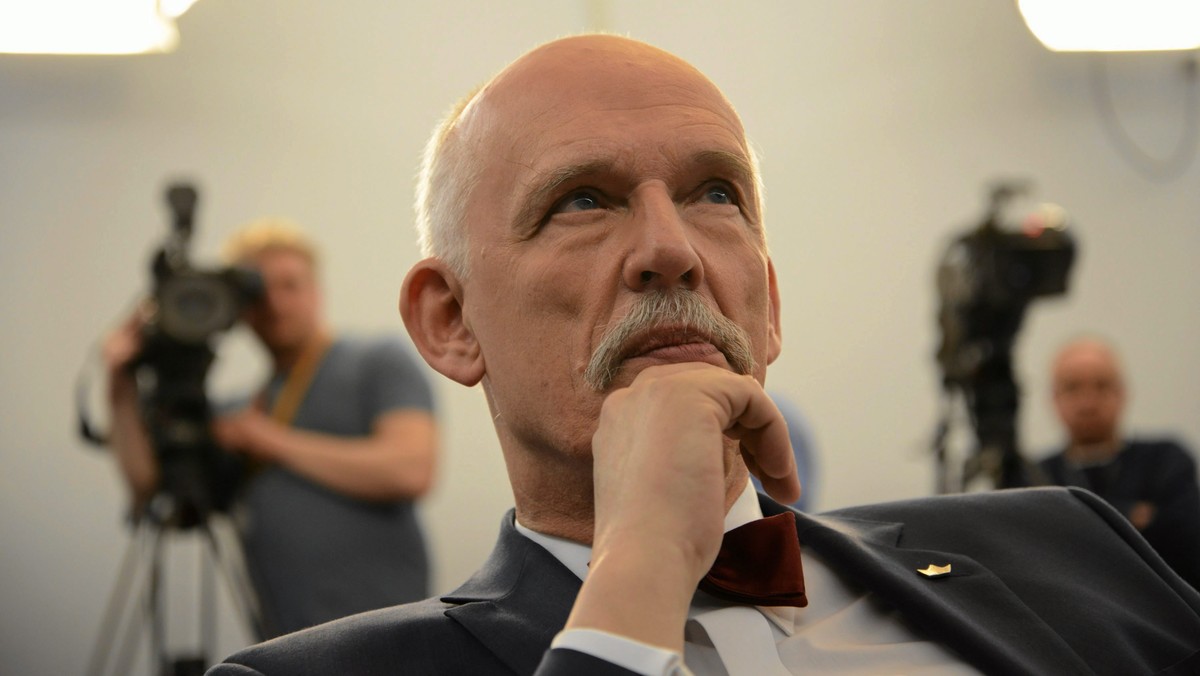 Janusz Korwin-Mikke szokuje kolejny raz. Tym razem podczas swojego krótkiego wystąpienia w Parlamencie Europejskim posłużył się faszystowskim pozdrowieniem i słowami: "Ein Reich – ein Volk – ein Ticket". Dyskusja poświęcona była stworzeniu wzoru jednego biletu, który obowiązywałby we wszystkich krajach Unii.