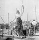 Grace Kelly integet a Cannes-i Nemzetközi Filmfesztiválon 1955-ben. Ezen az úton ismerkedett meg leendő férjével, Rainier monacói herceggel
