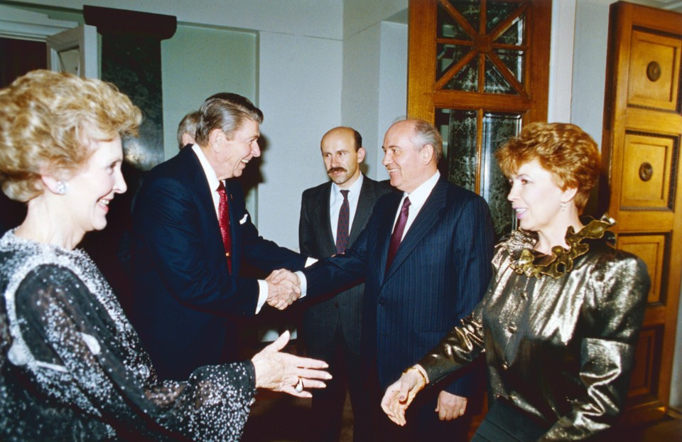 Wizyta prezydenta Stanów Zjednoczonych Ronalda Reagana w Moskwie 1988 r. Nancy Reagan, prezydent USA Ronald Reagan oraz Michaił Gorbaczow i Raisa Gorbaczowa.