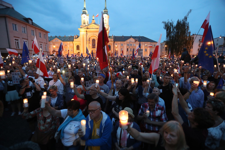Protest pod hasłem "3 razy weto" przed Sądem Najwyższym w Warszawie, 23.07.2017