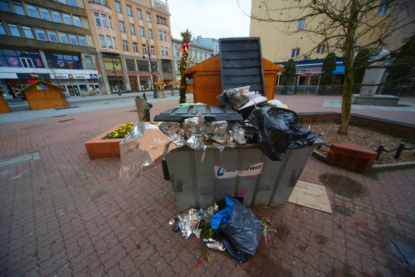 Wielkanoc na Piotrkowskiej w Łodzi. Sterty śmieci po jarmarku