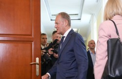Czy Tusk powinien kontynuować największe inwestycje PiS? Sondaż dla DGP i RMF FM