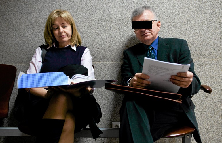 <b>Andrzej P. (SLD) </b>

W 2003 utracił stanowisko przewodniczącego wojewódzkich struktur SLD po ujawnieniu afery w Wojewódzkim Funduszu Ochrony Środowiska. W maju 2004 prokurator przedstawił mu zarzut defraudacji ponad 42 milionów zł z tego funduszu, jednak nie został mu wówczas uchylony immunitet.

W listopadzie tego samego roku prokurator skierował ponowny wniosek do Sejmu o uchylenie posłowi immunitetu w związku ze sprawą płatnej protekcji i przyjęcia łapówki od Marka Dochnala. Polityk stracił immunitet a wraz z nim legitymację partyjną i miejsce w klubie SLD. 

W listopadzie 2004 roku został aresztowany. 

Przeciwko Andrzejowi P. wszczęto trzy procesy karne. W jednym z nich dotyczącym działalności WFOŚiGW w styczniu 2009 został w pierwszej instancji skazany na karę 4 lat pozbawienia wolności. W styczniu 2011 Sąd Apelacyjny zmniejszył tę karę do 3 lat i 8 miesięcy pozbawienia wolności. Poseł zapłacił również grzywnę