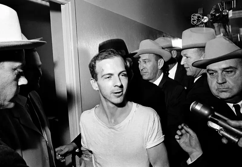 Lee Harvey Oswald rozmawia z prasą Fot. ASSOCIATED PRESS/East News