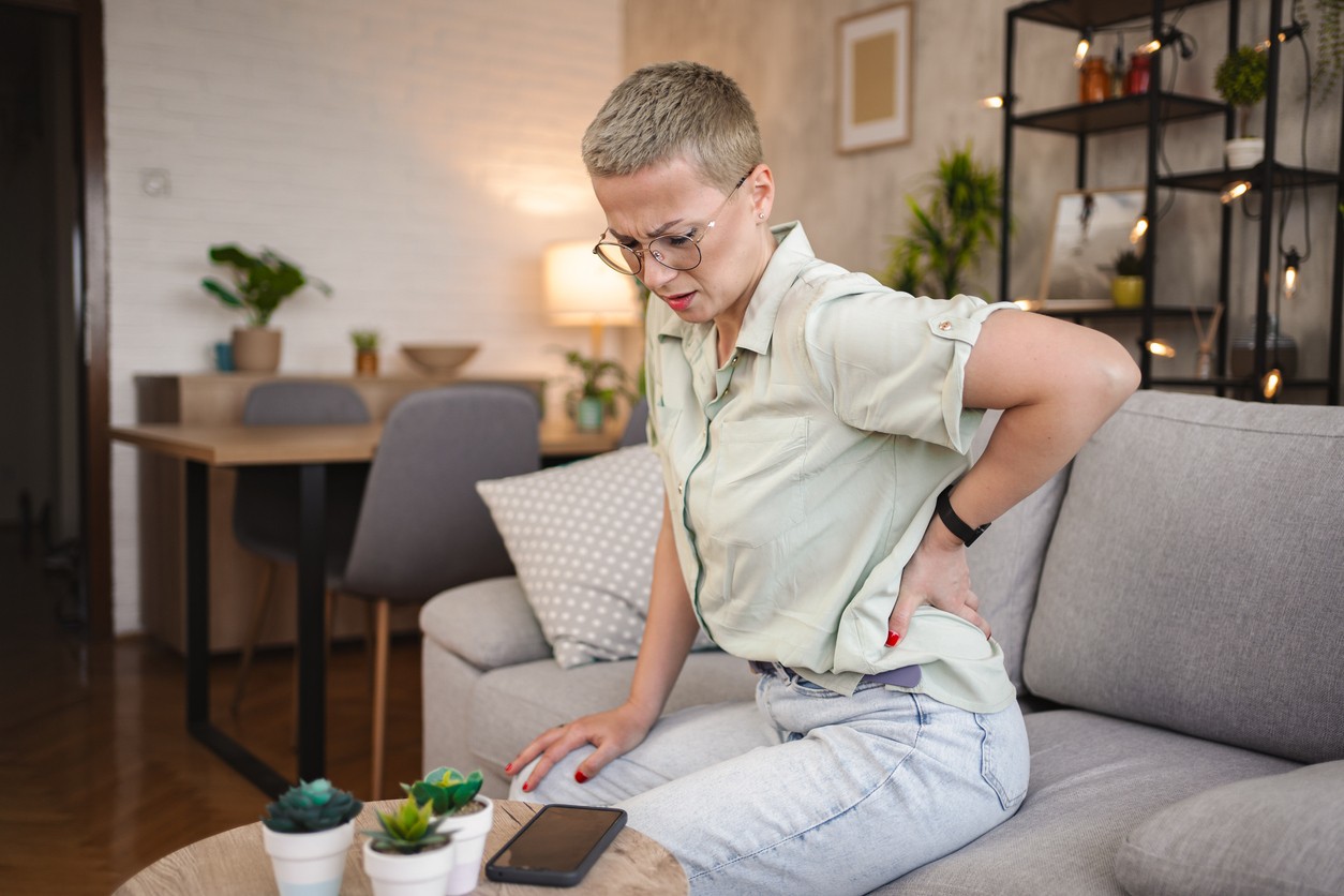 Žena trpiaca bolesťou obličiek.