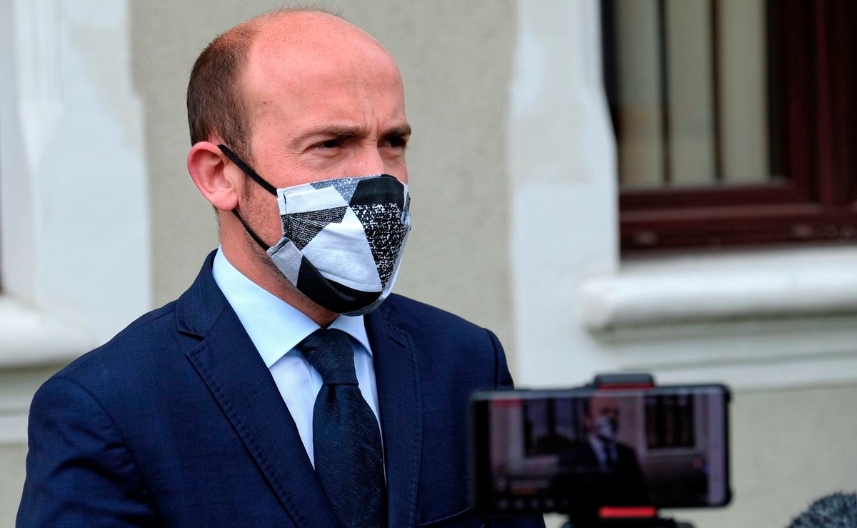 Gliwice, 10.05.2020. Przewodniczący PO Borys Budka podczas konferencji prasowej przed Zespołem Szkół im. Janusza Kroczaka, 10 bm. w Gliwicach. Lider PO zapowiedział złożenie 11 bm. projektu nowelizacji Kodeksu wyborczego, który zapewni przeprowadzenie wyborów przez Państwową Komisję Wyborczą w trybie mieszanym. (kf) PAP/Andrzej Grygiel