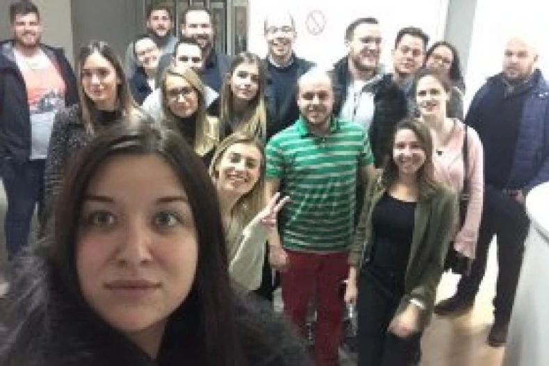 Omladinci Demokratske stranke od sinoć su u prostorijama DS i čekaju Lutovca