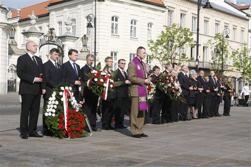 Posłowie PiS składają hołd