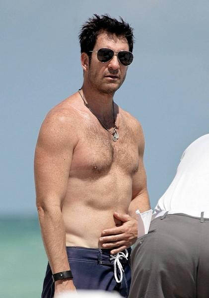 Dylan McDermott z seksowną partnerką na plaży w Miami