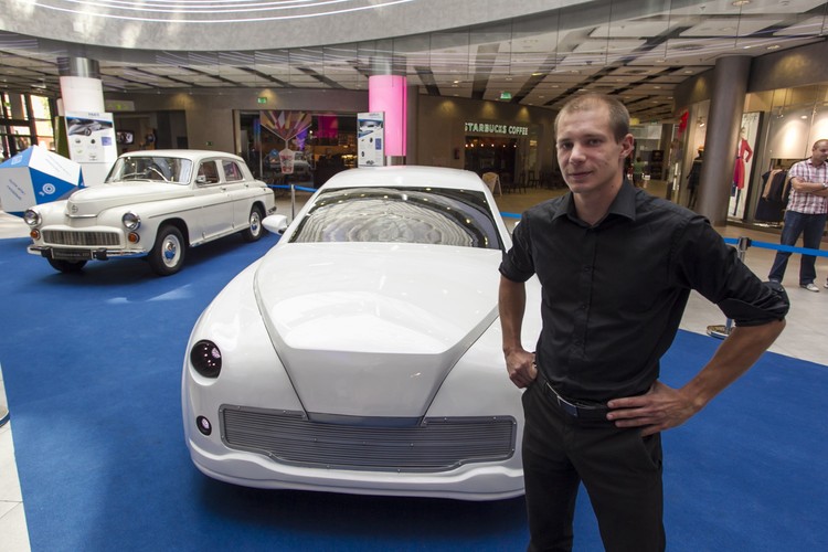 Twórca i projektant New Warsaw - Michał Koziołek, podczas oficjalnej prezentacji ukończonego modelu pojazdu New Warsaw w skali 1:1, we wrocławskiej galerii Sky Tower