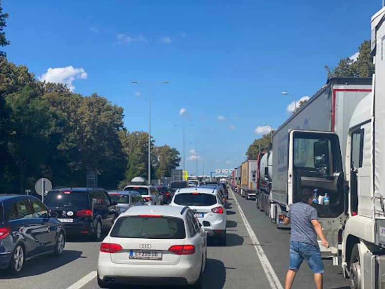 Na Batrovcima se čeka dva sata