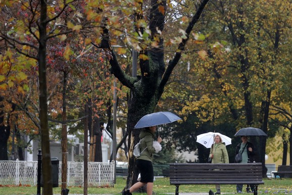 PRVO MALO SUNCA, PA HLADAN TUŠ! RHMZ otkriva kakvo nas vreme čeka iz dana u dan: Temperature idu ispod proseka, spremite se za jesenje sivilo!