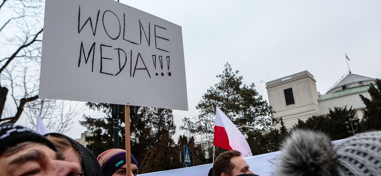 Zarzut za znieważenie pracownika telewizji. Pierwszy podejrzany w śledztwie dotyczącym wydarzeń przed Sejmem