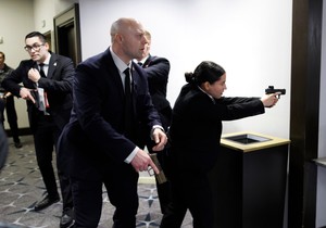 Agenti Tajne službe u hotelu nakon pucnjave tokom večere Donalda Trampa sa novinarima u Vašingtonu 25. aprila