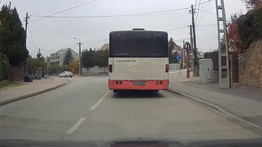 Ilyen nincs! Videón, ahogy a busz szembe behajt a körforgalomba