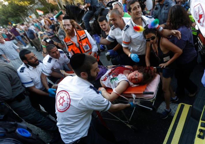 Pomoc kobiecie ranionej nożem w czasie parady gejów w Jerozolimie