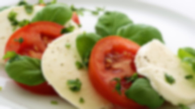 Pomidory z mozzarellą, czyli włoska sałatka caprese