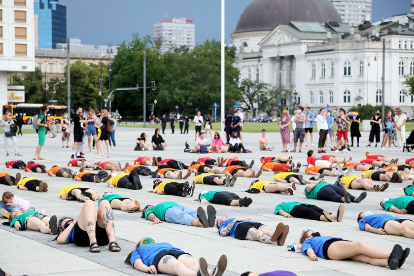 Happening środowisk LGBT na placu Piłsudskiego