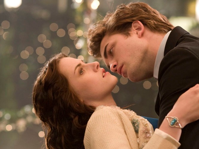 Kristen Stewart i Robert Pattinson w filmie 'Zmierzch'