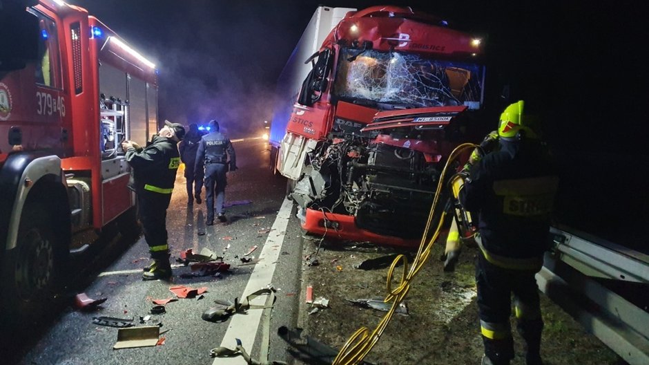 Pożar i zderzenie dwóch ciężarówek na trasie S3