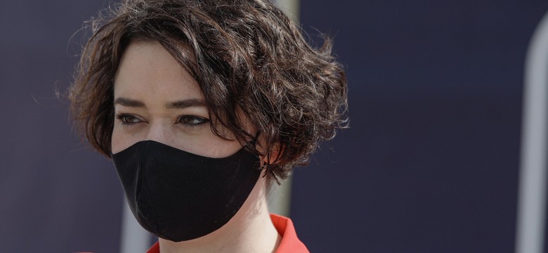 Żukowska przekazuje Czarnkowi książki o LGBT. "Haniebne słowa"