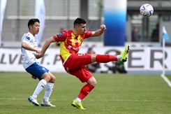 Gol z połowy boiska. Stal wygrała arcyważny mecz, Korona musi drżeć o ligowy byt [WIDEO]