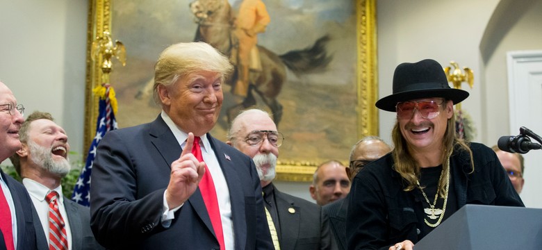 Gwiazdor chwalił Donalda Trumpa. Nagle zaczął wymachiwać bronią