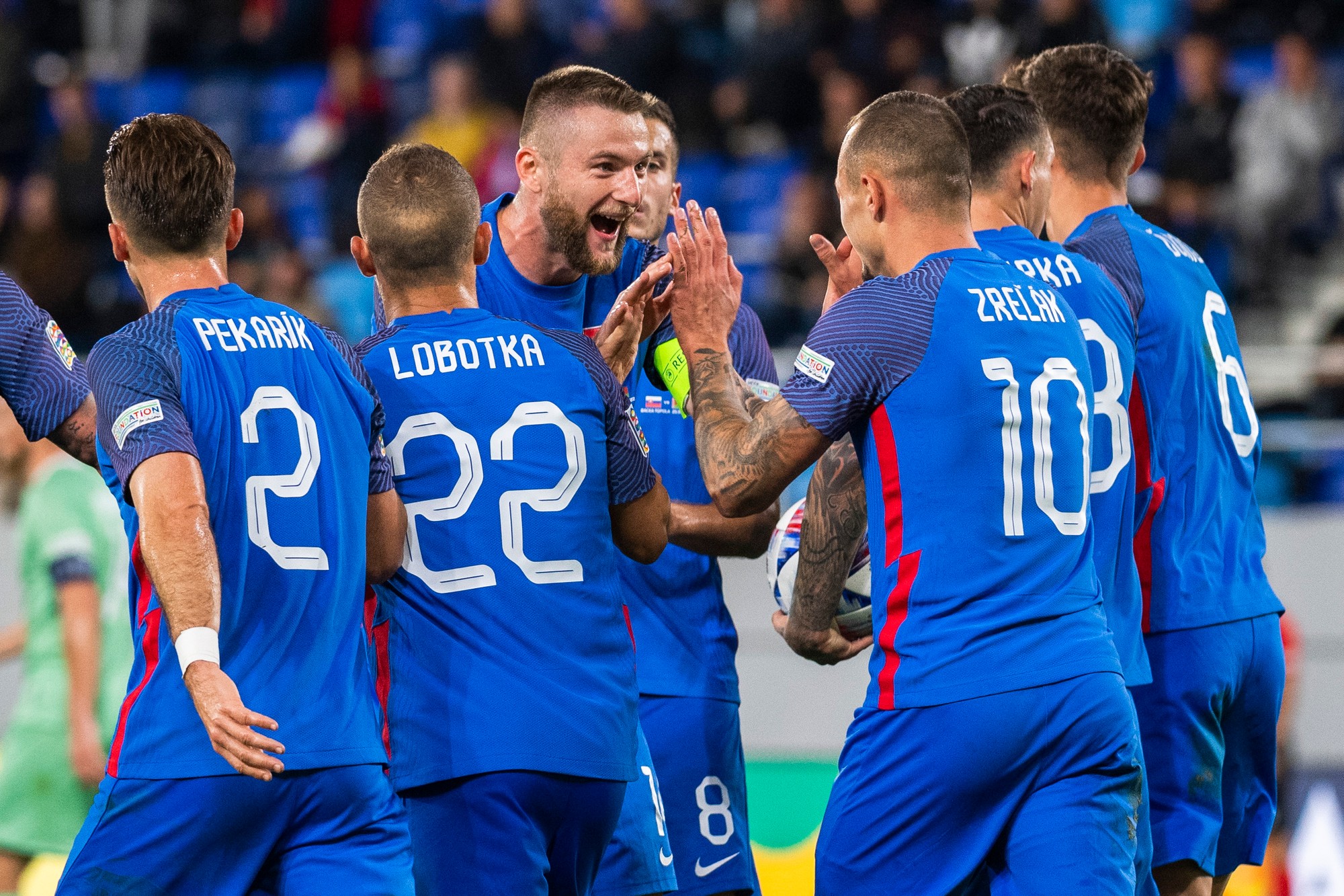 Adam Zreľák (tretí sprava) a kapitán Milan Škriniar sa tešia so spoluhráčmi po strelení vyrovnávajúceho gólu.