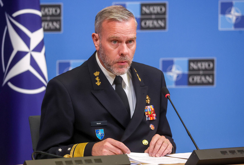 Przewodniczący Komitetu Wojskowego NATO admirał Rob Bauer na konferencji prasowej w Brukseli, Belgia, 18 stycznia 2024 r.