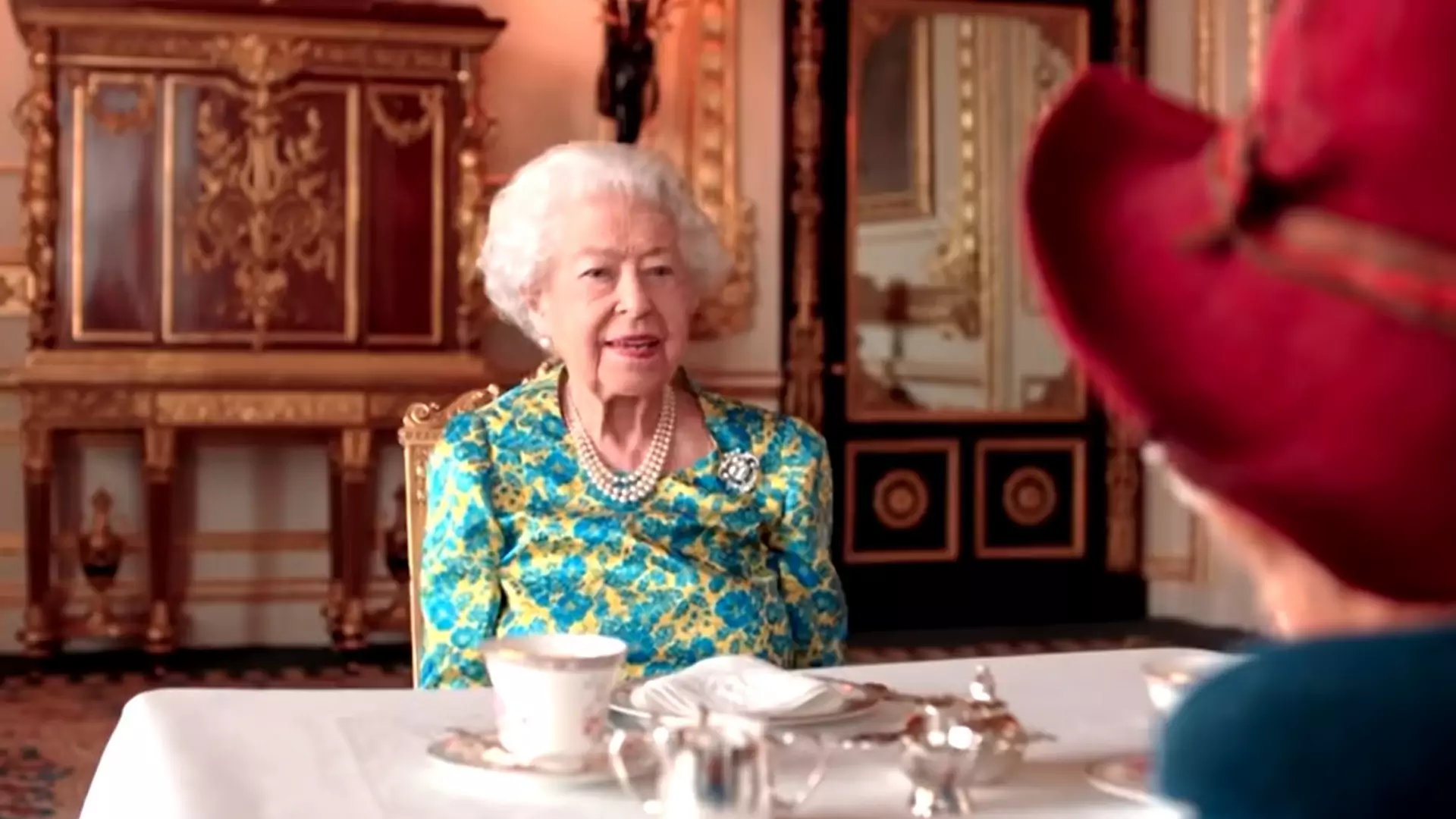 Dzięki Paddingtonowi wiemy, co Królowa trzyma w torebce. Uroczy spot na Platynowy Jubileusz