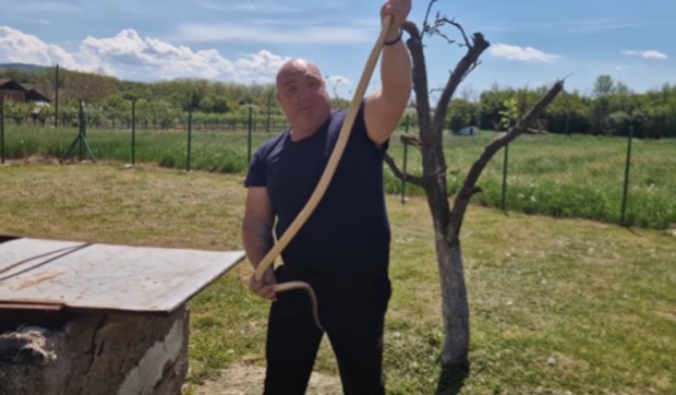 Vladica izvukao zmiju iz bunara koja je duža i od njega