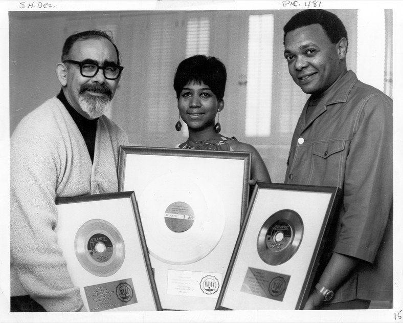 Od lewej: Jerry Wexler, Aretha Franklin i jej mąż Ted White w 1968 r.