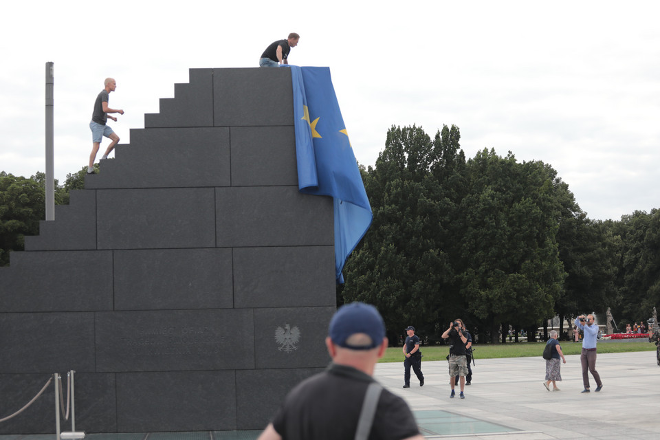 Szarpanina z policją o flagę UE na pomniku smoleńskim