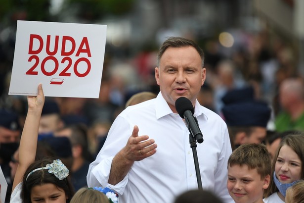 Złotów, 01.07.2020. Wybory prezydenckie 2020 - II tura. Ubiegający się o reelekcję prezydent RP Andrzej Duda (C) podczas spotkania z wyborcami w Złotowie, 1 bm. W II turze prezydent Duda zmierzy się z kandydatem KO, prezydentem Warszawy Rafałem Trzaskowskim. (kf) PAP/Tytus Żmijewski