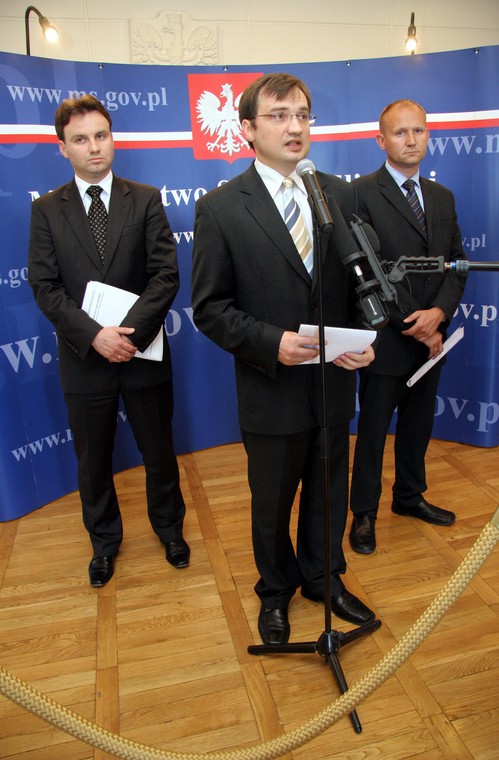 (Od lewej) Andrzej Duda, Zbigniew Ziobro i Dariusz Barski w Ministerstwie Sprawiedliwości. 29.06.2007 r.