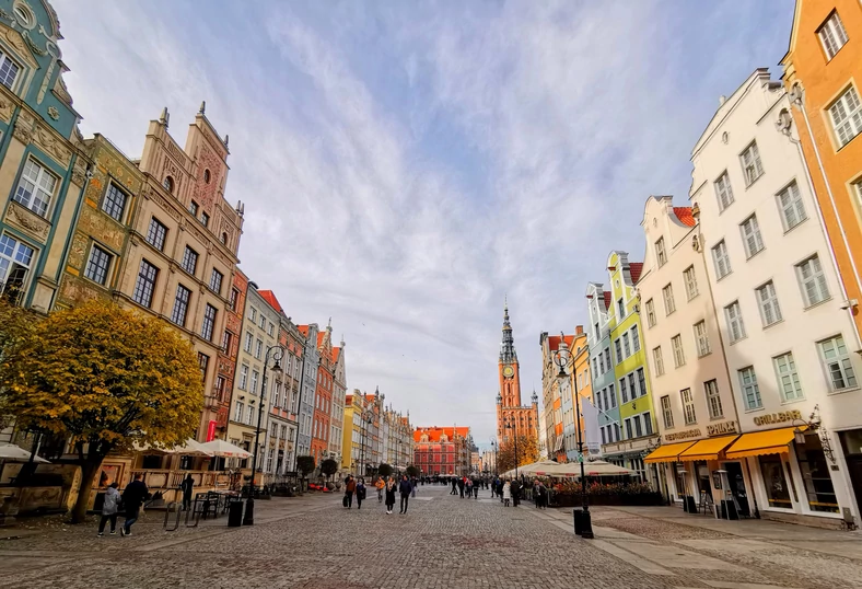 Zdjęcie HDR może wyglądać nieco ponadnaturalnie, ale raczej nikt nie powie, że jest mało atrakcyjne. Widać za to na nim zarówno faktury kamieniczek skrywających się w cieniu, jak i tych oświetlonych promieniami słońca oraz wszystkie obłoki na błękitnym niebie