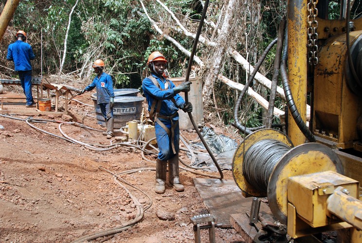 Liberia jest najstarszą republiką w Afryce, powstała w 1821 roku. Kraj jest znany na świecie dzięki „taniej banderze”. Chodzi o rejestrowanie statków pod banderą niezwiązaną z armatorem. Przyczyną tego procederu są różnice wynikające z prawa podatkowego, rejestrowego. Drugą przyczyną pływania pod innymi flagami jest ochrona statków w przypadku konfliktów zbrojnych lub ekonomicznych. Zarejestrowane tu statki tworzą największą flotę na świecie. Co ciekawe, Liberia ma wsparcie finansowe w postaci spłaty kredytów z Chin. Na fot.: Robotnicy firmy Geosol pracują przy wydobyciu rudy żelaza, Yekepa, Liberia