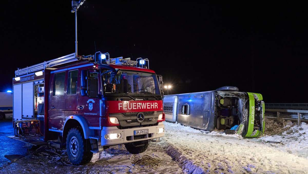 Poważny wypadek Flixbusa na autostradzie w Niemczech, dwie ofiary śmiertelne i jeden ranny walczący o życie [Źródło: Onet]