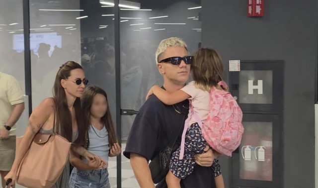 Nikolija i Relja na aerodromu sa decom