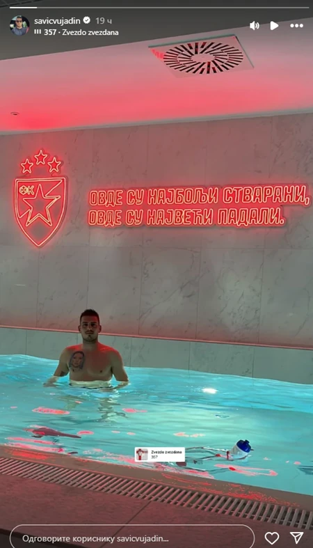 Vujadin Savić pozira u bazenu