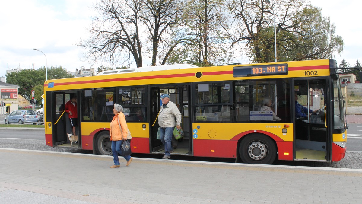 Zarząd Transportu Miejskiego w Kielcach wprowadza drobne korekty dotyczące kursowania autobusów komunikacji miejskiej podczas zbliżających się świąt. Zarówno w wielkanocną niedzielę, jak i lany poniedziałek na ulice stolicy regionu świętokrzyskiego wyjedzie nieco mniej autobusów. Podpowiadamy, na czym będą polegały zmiany.