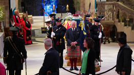 A gyász éjszakája: a királyi család után ezrek búcsúztak II. Erzsébet királynőtől skóciai ravatalánál – drámai felvételek