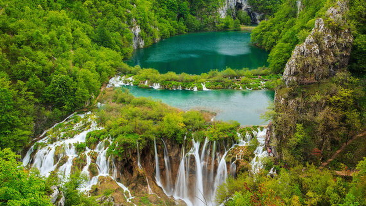 Jeśli planujecie zagraniczne wakacje i chcecie zobaczyć niesamowite miejsca, to koniecznie przyjrzyjcie się tym, w których znajdują się takie wodospad.