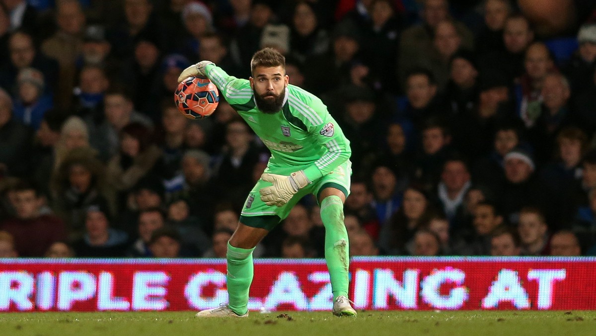 Ipswich Town zremisowało 1:1 z Norwich City w pierwszym meczu półfinału play-offów w walce o awans do Premier League. Całe spotkanie w barwach gospodarzy rozegrał Bartosz Białkowski. Rewanż odbędzie się za tydzień.