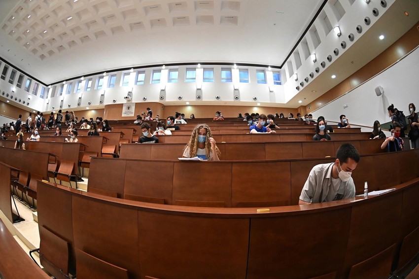 Poštovanje distance i nošenje maski trebalo bi da budu nepohodni prilikom polaganja ispita