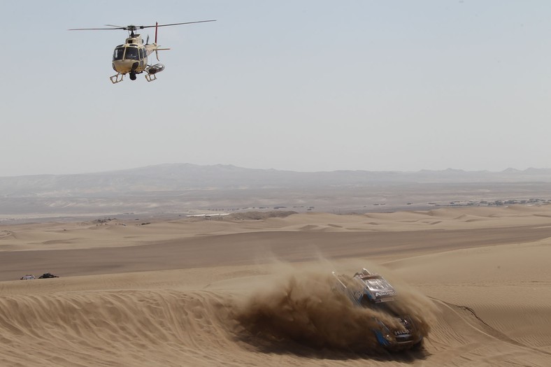 Dakar 2013: Hołowczyc zawiedziony, Sainz utknął na wydmach (2. etap, wyniki, galeria)