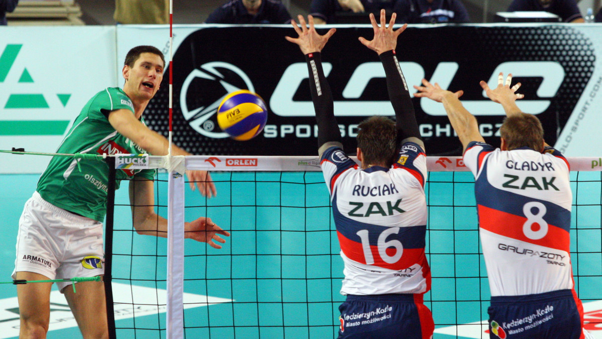 ZAKSA Kędzierzyn-Koźle wciąż bryluje w PlusLidze. W sobotnim meczu kolejną ofiarą lidera ligi padł Indykpol AZS Olsztyn, który uległ na wyjeździe 0:3 (22:25, 22:25, 25:27). Zwyciężyły również AZS Politechnika Warszawska, oraz pierwszy raz w sezonie Lotos Trefl Gdańsk.