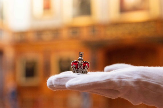 W Queen Mary's Doll's House nie mogło zabraknąć królewskiej korony